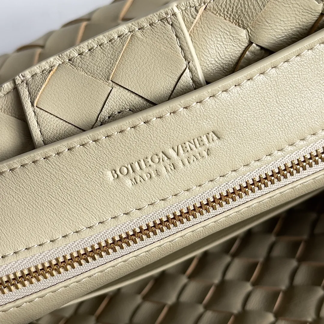 The 2023 new Andiamo batch of 1860 BV has been shipped‼ ️Really popular🔥The new Andiamo woven handbag launched by Bottega Veneta this season is really popular all over the world! ! Celebrities at home and abroad have worn it, and Oscar-winning actress Michelle Yeoh has taken it out on the street. Song Jia, Trai Yara, Yu Feihong, Sanji Ayaka, Rosie Hunting-Whiteley, Yoshioka Riho, etc. have all picked up this bag. It is classic and versatile, showing off its temperament, and the bag capacity is also large, which is very convenient for daily commuting! ! A variety of carrying methods, the shoulder straps can be adjusted by yourself, the original lambskin feels soft and delicate, and the neutral style is made to break gender boundaries and bring a more practical and longer-lasting use experience. Andiamo, which has both elegant and casual styles, perfectly interprets the true appearance of "fashionable old money style". Style number: 743568 Size: 25*22*10.5cm